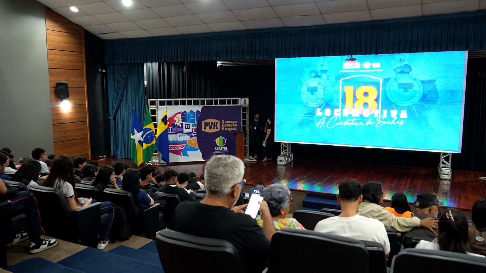 Mais do que uma restauração mecânica, o filme mostra a reconstrução de uma memória coletiva