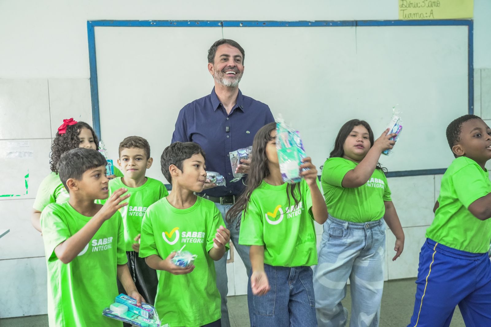 Léo Moraes fez questão de acompanhar a entrega de perto